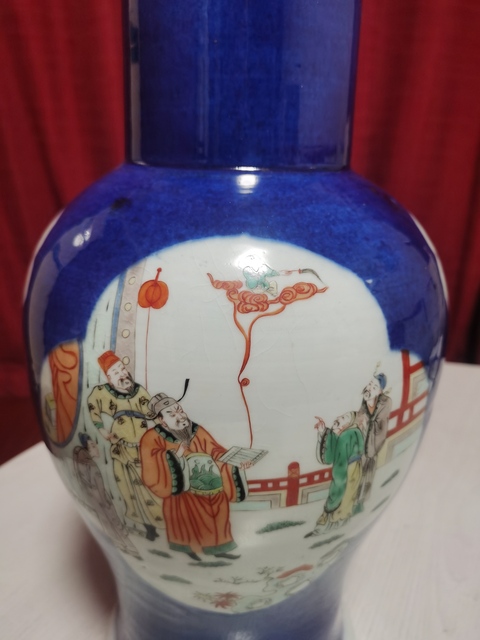 古玩陶瓷灑藍釉開窗五彩人物故事紋瓶真品鑒賞圖