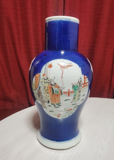 古玩陶瓷灑藍釉開窗五彩人物故事紋瓶真品鑒賞圖