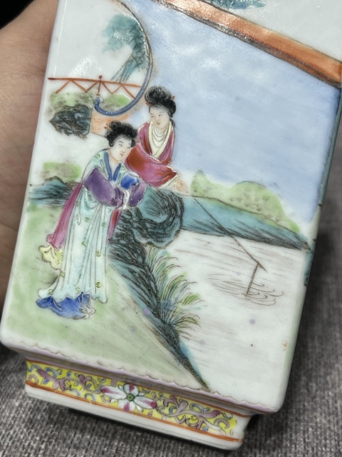 古玩陶瓷民國 新粉彩人物紋四方瓶真品鑒賞圖
