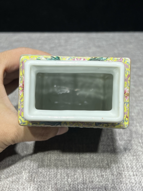 古玩陶瓷民國 新粉彩人物紋四方瓶真品鑒賞圖