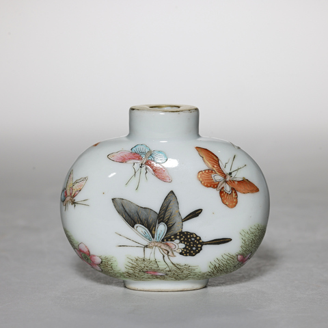 古玩陶瓷粉彩蝴蝶紋鼻煙壺，款疑似后加真品鑒賞圖