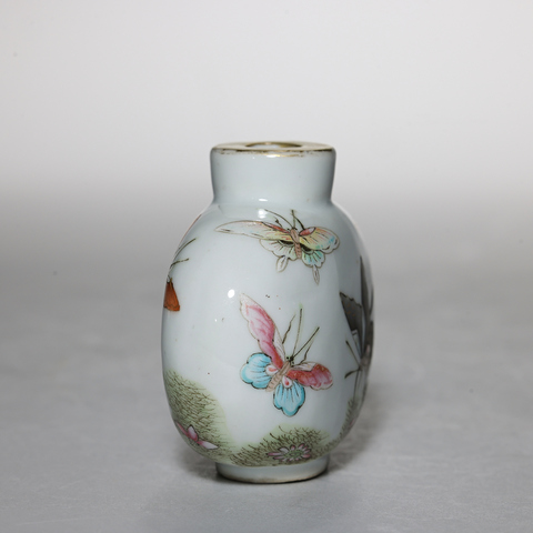 古玩陶瓷粉彩蝴蝶紋鼻煙壺，款疑似后加真品鑒賞圖