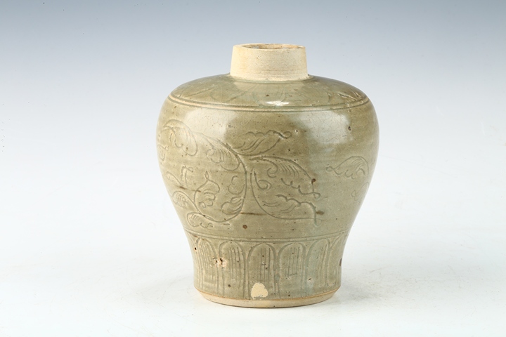 古玩陶瓷明中·青釉刻花紋罐真品鑒賞圖