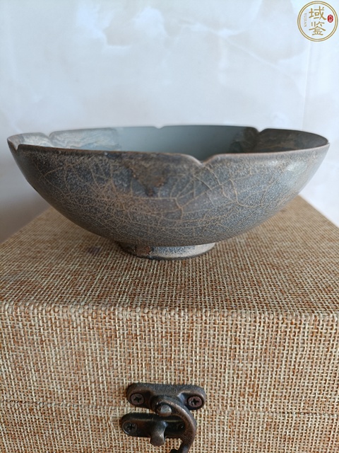 古玩陶瓷南宋官窯葵口盞真品鑒賞圖