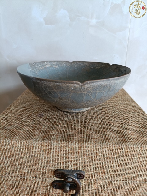 古玩陶瓷南宋官窯葵口盞真品鑒賞圖