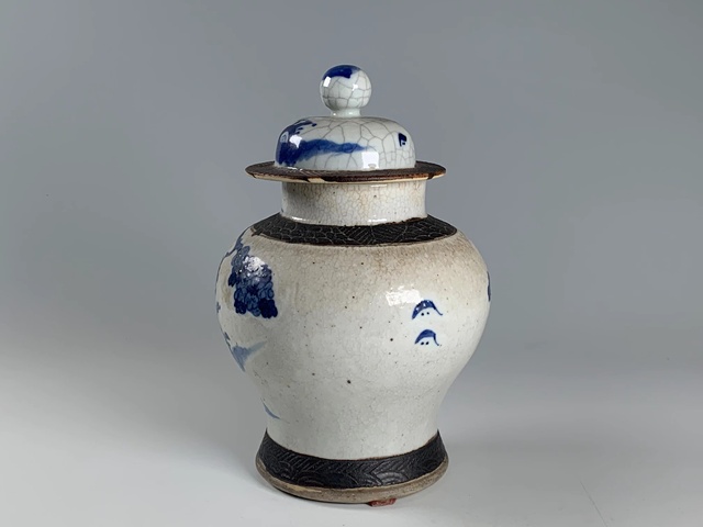 古玩陶瓷清晚期·哥釉青花人物紋將軍罐拍賣，當前價格0元