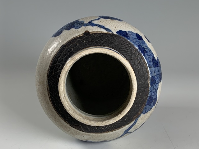 古玩陶瓷清晚期·哥釉青花人物紋將軍罐拍賣，當前價格0元