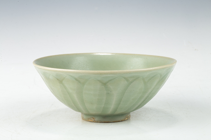 古玩陶瓷明以前·龍泉青釉蓮瓣紋碗拍賣，當前價格3744元