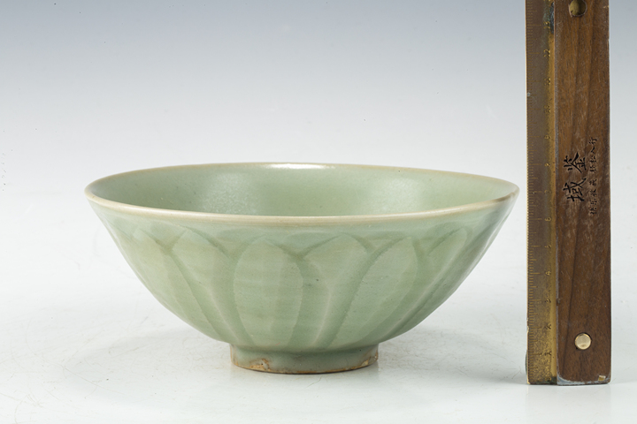 古玩陶瓷明以前·龍泉青釉蓮瓣紋碗拍賣，當前價格3744元