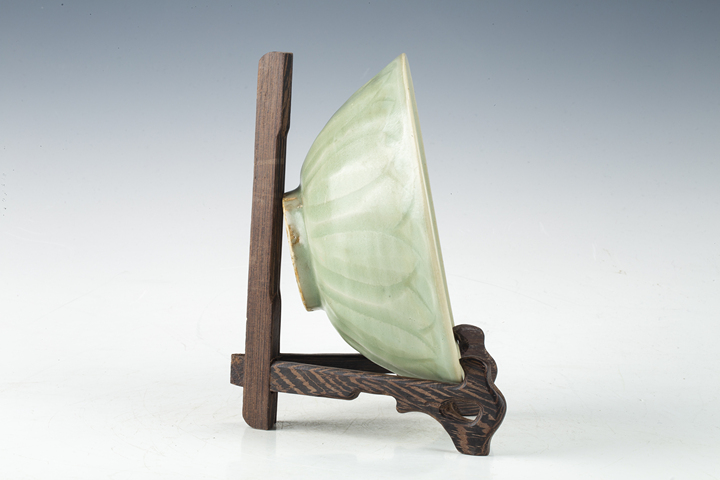 古玩陶瓷明以前·龍泉青釉蓮瓣紋碗拍賣，當前價格3744元