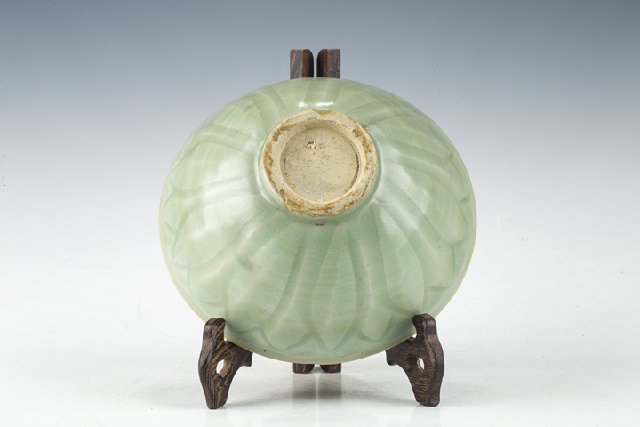 古玩陶瓷明以前·龍泉青釉蓮瓣紋碗拍賣，當前價格3744元