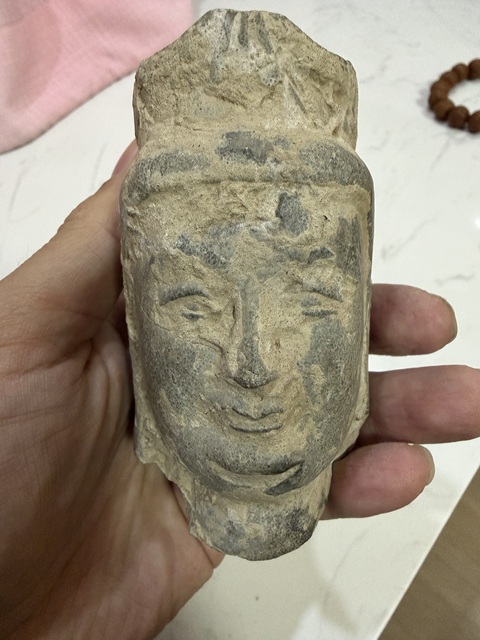 古玩雜項石雕造像殘首真品鑒賞圖