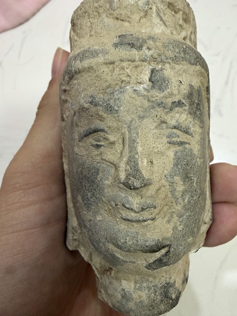 古玩雜項石雕造像殘首真品鑒賞圖