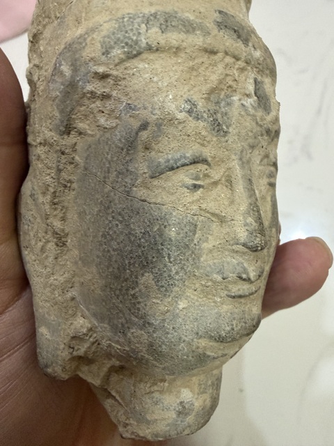 古玩雜項石雕造像殘首真品鑒賞圖