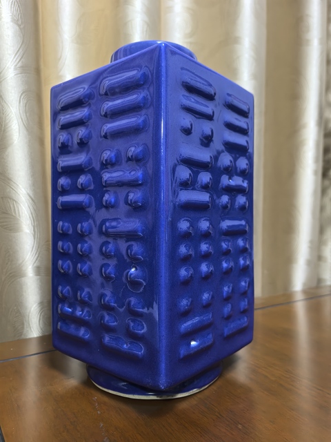 古玩陶瓷清晚期 霽藍釉八卦紋琮式瓶拍賣，當前價格11000元