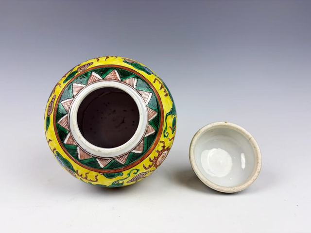 古玩陶瓷清末民初·黃地五彩雙龍戲珠蓋罐拍賣，當前價格548元