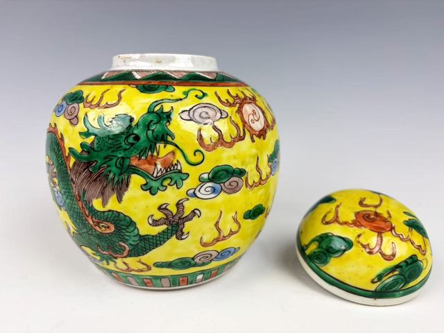 古玩陶瓷清末民初·黃地五彩雙龍戲珠蓋罐拍賣，當前價格548元