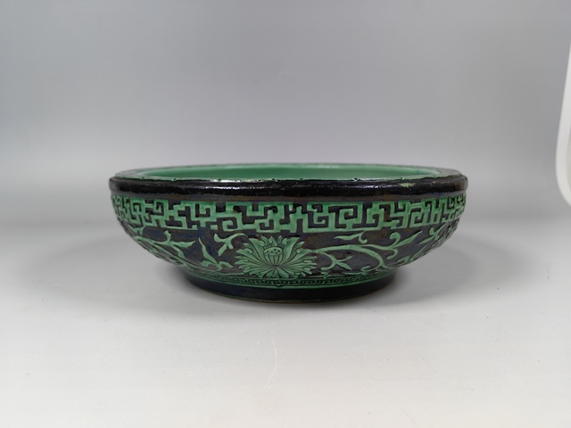 古玩陶瓷晚清民國墨地綠彩浮雕纏枝蓮紋文房水盂真品鑒賞圖