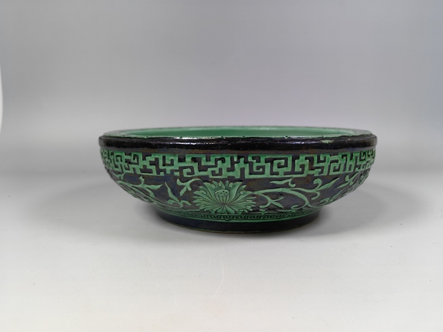 古玩陶瓷晚清民國墨地綠彩浮雕纏枝蓮紋文房水盂真品鑒賞圖