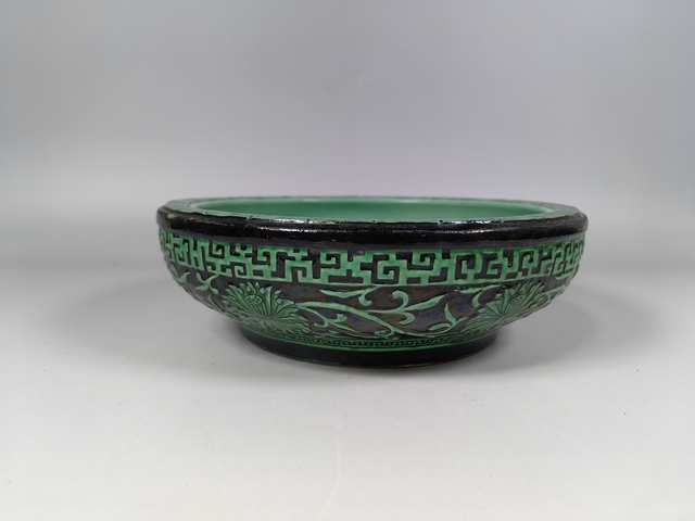 古玩陶瓷晚清民國墨地綠彩浮雕纏枝蓮紋文房水盂真品鑒賞圖