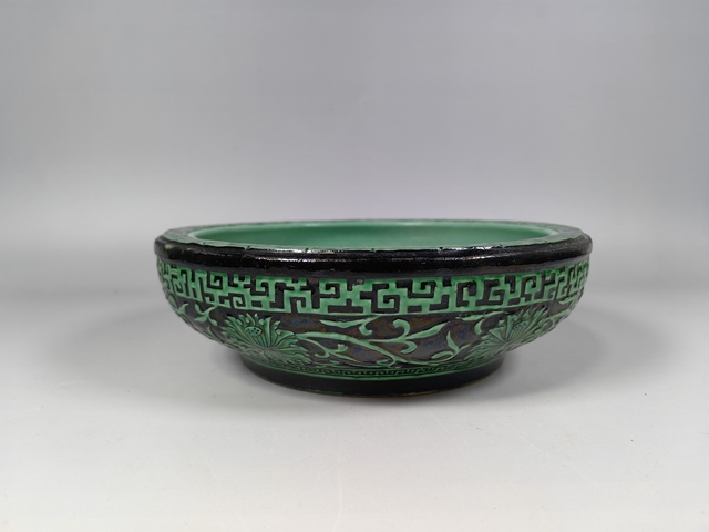 古玩陶瓷晚清民國墨地綠彩浮雕纏枝蓮紋文房水盂真品鑒賞圖