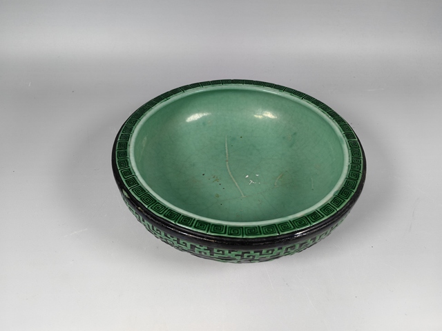 古玩陶瓷晚清民國墨地綠彩浮雕纏枝蓮紋文房水盂真品鑒賞圖