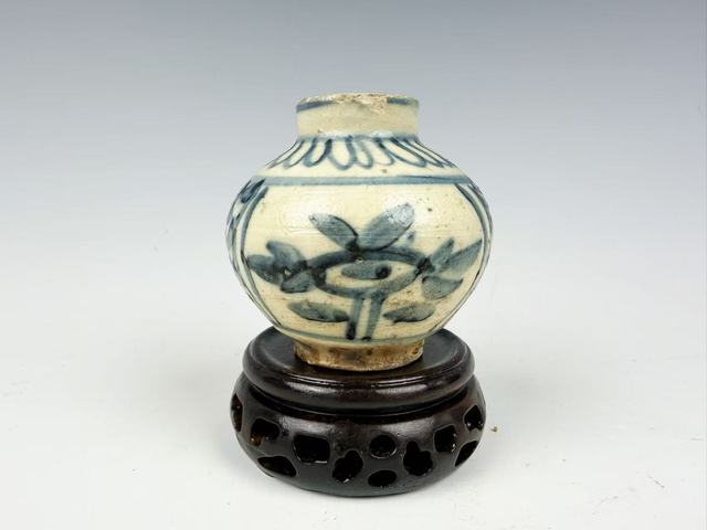 古玩陶瓷明晚期·青花開窗花卉水盂拍賣，當前價格396元