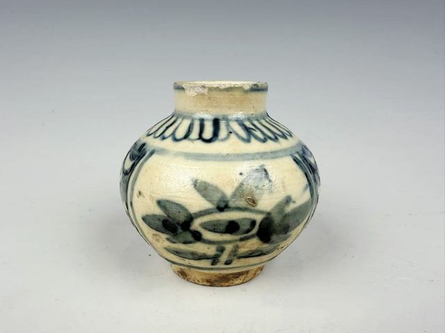 古玩陶瓷明晚期·青花開窗花卉水盂拍賣，當前價格396元