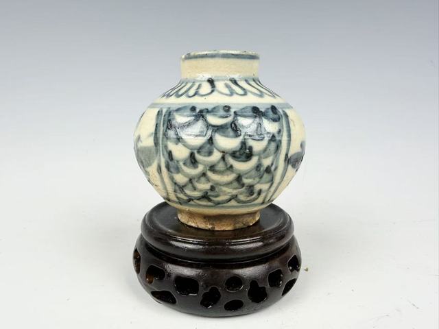 古玩陶瓷明晚期·青花開窗花卉水盂拍賣，當前價格396元