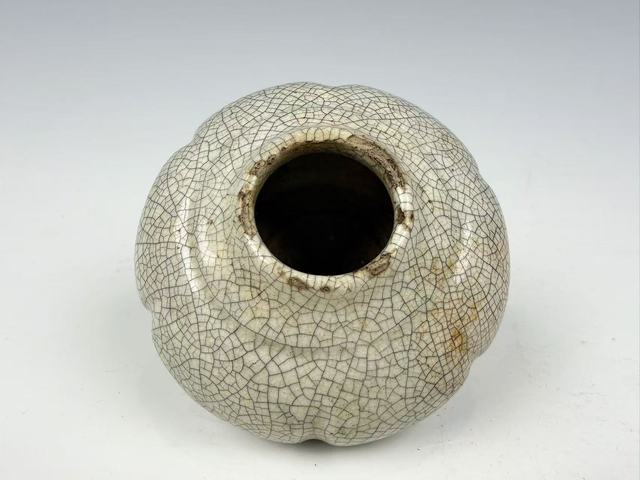 古玩陶瓷清晚期·哥釉瓜棱水盂拍賣，當前價格0元