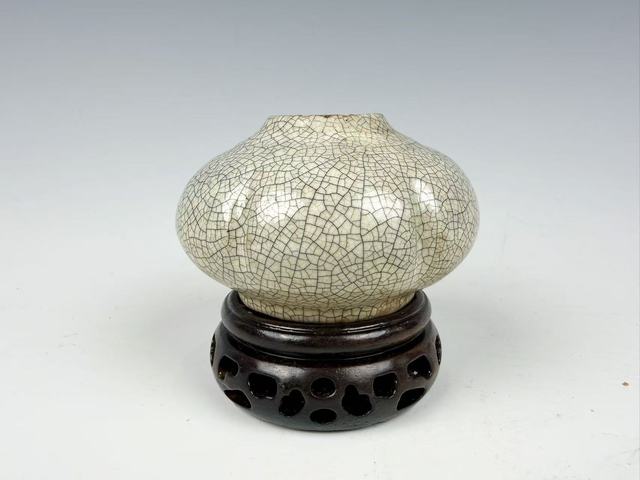 古玩陶瓷清晚期·哥釉瓜棱水盂拍賣，當前價格0元