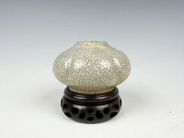 古玩陶瓷清晚期·哥釉瓜棱水盂拍賣，當前價格0元