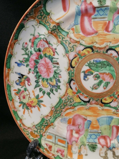 古玩陶瓷人物花鳥蝶紋廣彩盤真品鑒賞圖