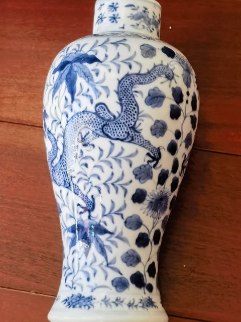 古玩陶瓷青花龍穿花紋雞腿瓶真品鑒賞圖