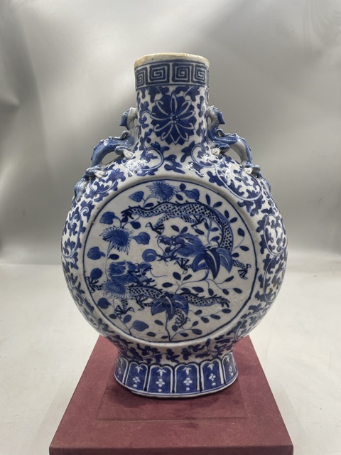 古玩陶瓷花間龍紋青花抱月瓶真品鑒賞圖