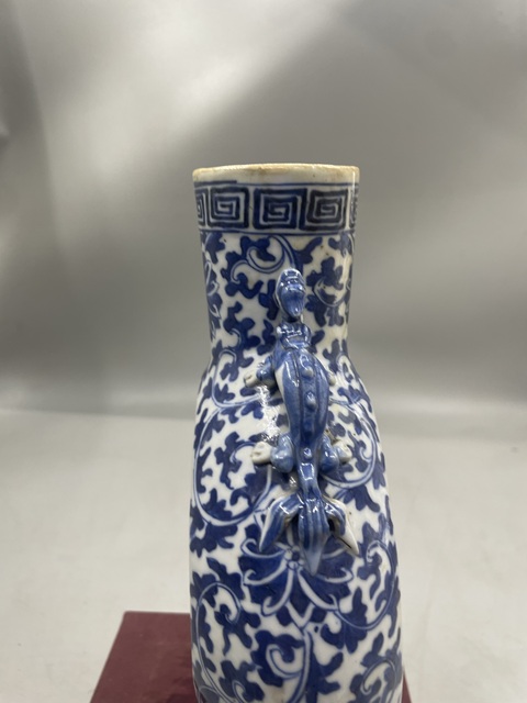 古玩陶瓷花間龍紋青花抱月瓶真品鑒賞圖