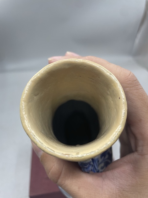 古玩陶瓷花間龍紋青花抱月瓶真品鑒賞圖