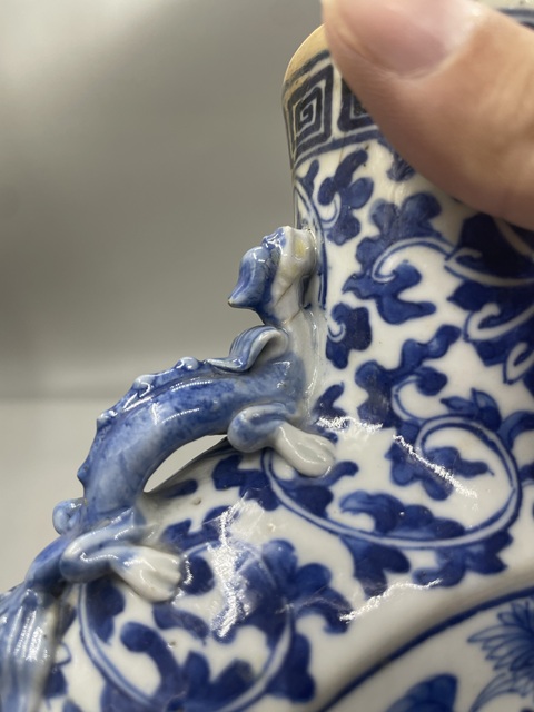 古玩陶瓷花間龍紋青花抱月瓶真品鑒賞圖