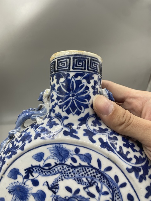 古玩陶瓷花間龍紋青花抱月瓶真品鑒賞圖