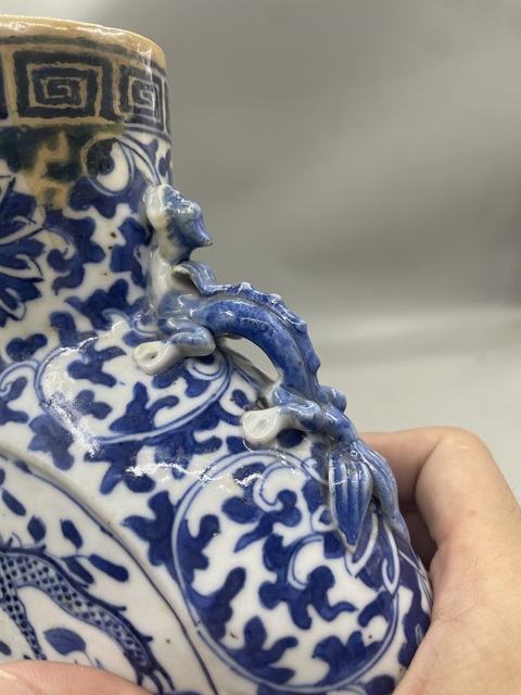 古玩陶瓷花間龍紋青花抱月瓶真品鑒賞圖