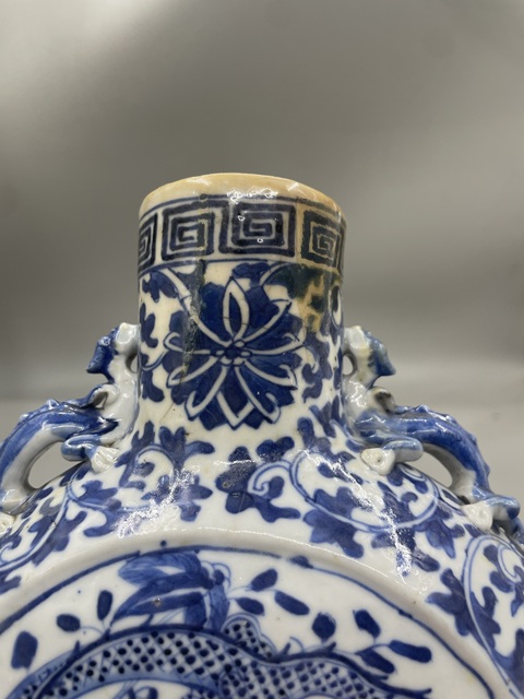 古玩陶瓷花間龍紋青花抱月瓶真品鑒賞圖