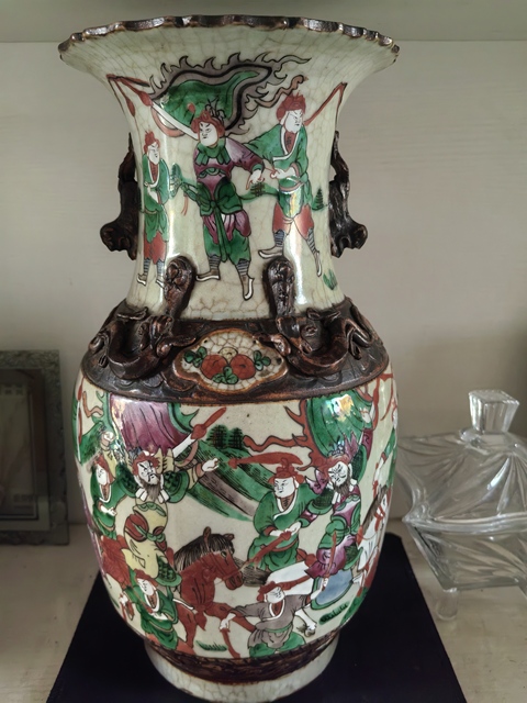 古玩陶瓷清晚期哥釉五彩戰(zhàn)將紋瓶真品鑒賞圖