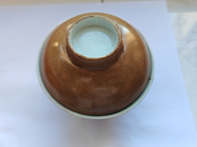 古玩陶瓷清 外紫金釉內(nèi)礬紅魚藻紋蓋碗真品鑒賞圖