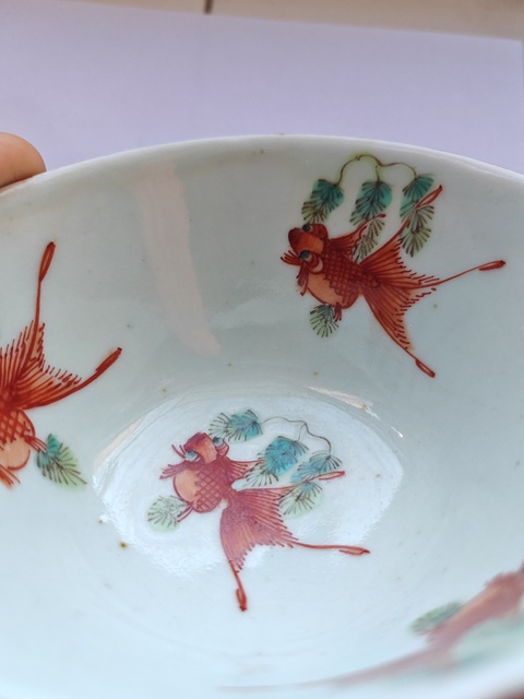 古玩陶瓷清 外紫金釉內(nèi)礬紅魚藻紋蓋碗真品鑒賞圖