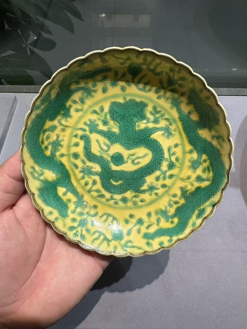 古玩陶瓷清光緒 黃地綠彩暗刻穿花龍紋花口盤（官）真品鑒賞圖