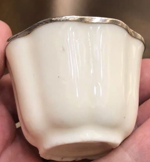 古玩陶瓷白釉花口杯真品鑒賞圖