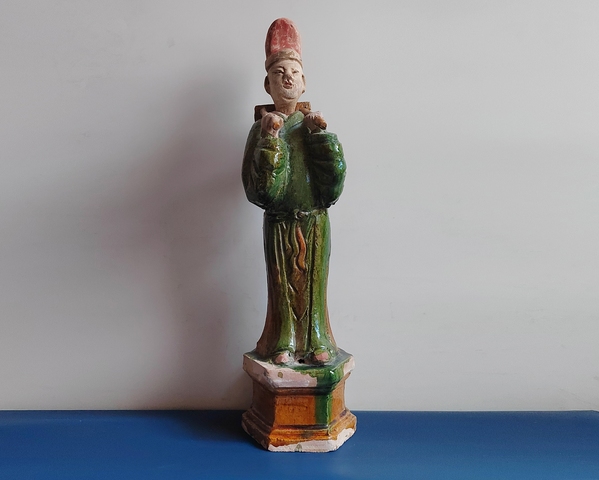 古玩陶瓷碩大的精品明代三彩背桌人物俑45.5厘米拍賣，當前價格266元