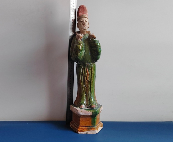 古玩陶瓷碩大的精品明代三彩背桌人物俑45.5厘米拍賣，當前價格266元