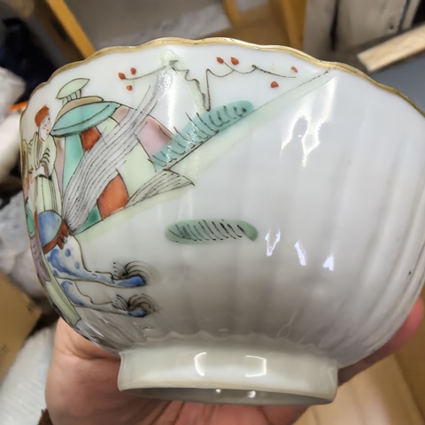 古玩陶瓷粉彩人物故事紋菊瓣碗真品鑒賞圖