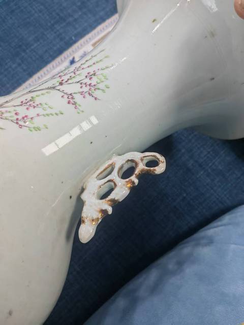 古玩陶瓷粉彩仕女紋雙松葉耳撇口瓶真品鑒賞圖